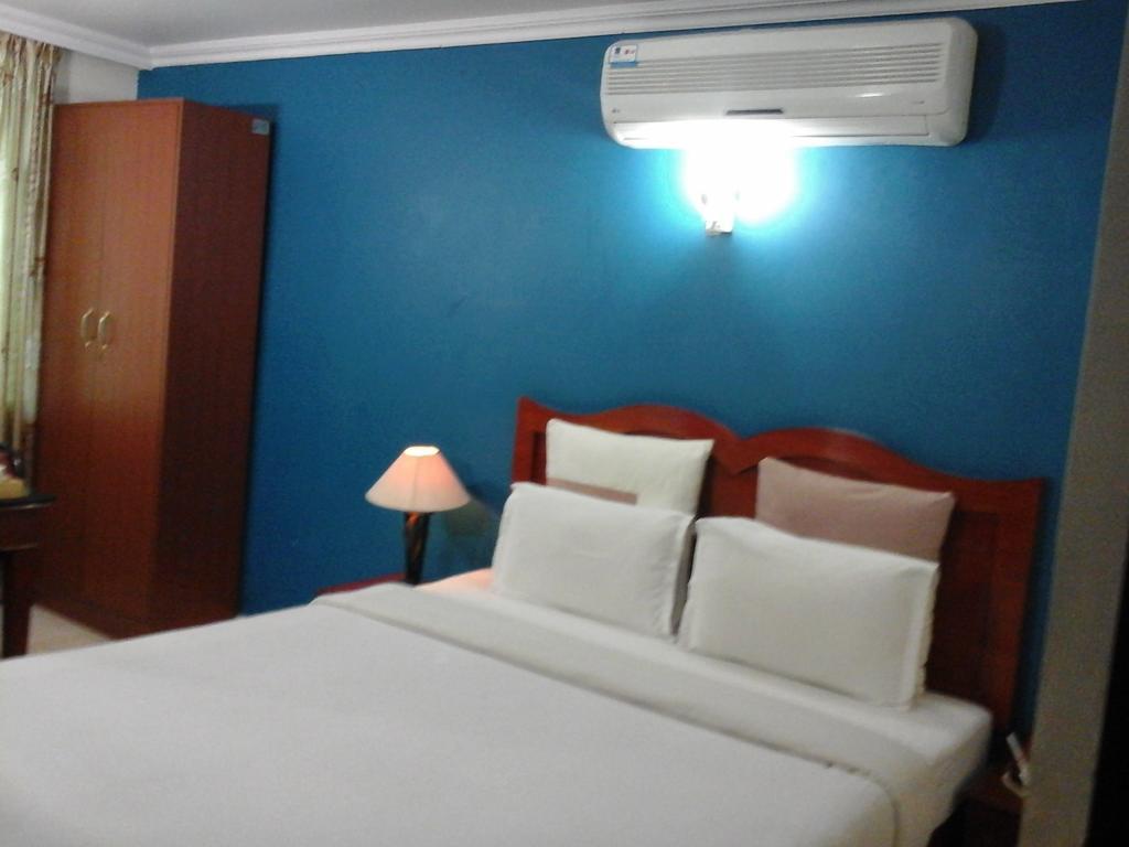 Hotel Pigeon International Bangalore Room photo