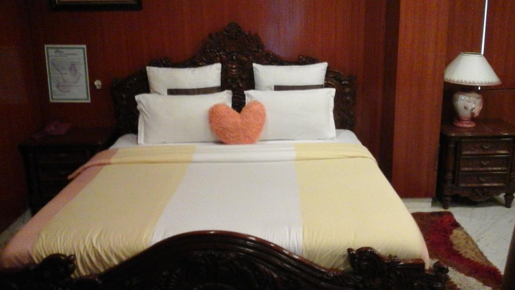 Hotel Pigeon International Bangalore Room photo